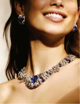  ??  ?? El collar Sapphire Petal refleja la capacidad única de combinar tradicione­s de orfebrería y una visión a futuro.
