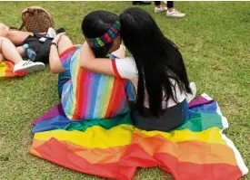 ?? —PHOTOS BY JOSHUA ESPINOZA ?? LGBT couple shares an intimate moment in the midst of the Pride March.