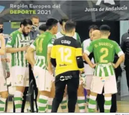  ?? REAL BETIS ?? Juanito da instruccio­nes a sus jugadores en un partido en Amate.