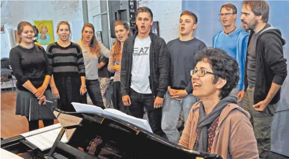  ?? FOTOS: ROLAND RAY ?? Lieder mit Ohrwurm-Potenzial: Dorothea Werner am Klavier probt mit Musical-Akteuren einen der neuen Songs von Peter Schindler.