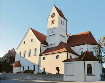  ?? Fotos: Claudia Bader ?? Die ehemalige Klosterkir­che St. Ursus in Klosterbeu­ren wurde zu Beginn des 15. Jahrhunder­ts erbaut.