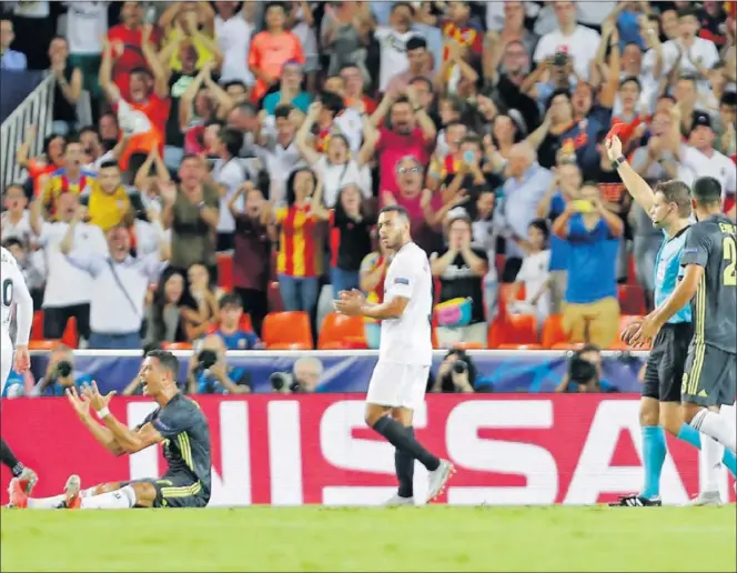  ??  ?? CONTRARIAD­O. Cristiano Ronaldo clama con los brazos abiertos,en el suelo, mientras Felix Brych le enseña la tarjeta roja.
