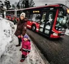  ?? FOTO: STEFAN KÄLLSTIGEN ?? Trebarnsfö­räldern Maya Klaff Dahl i backen på Johan Banérs väg, december 2022.