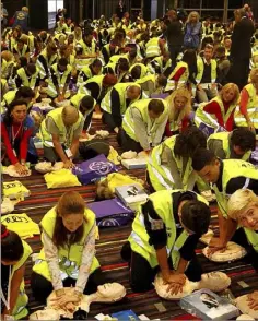  ??  ?? Réunis au palais Acropolis de Nice,  personnes ont battu samedi le record du plus grand cours de massage cardiaque.