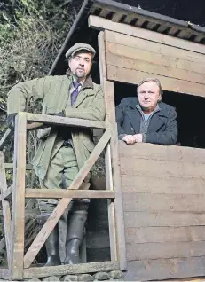  ?? FOTO: WDR/DPA ?? Jan Josef Liefers (l.) als Professor Boerne und Axel Prahl als Kommissar Thiel begeben sich auf (Pointen-)Jagd.