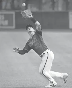  ?? PATRICK BREEN/THE REPUBLIC ?? Diamondbac­ks first baseman Christian Walker catches a pop-up during an intrasquad game at Chase Field in Phoenix on Sunday.