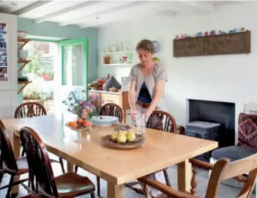  ??  ?? Oben: Als Keramikeri­n möchte Lucy auch in der Küche nicht auf buntes Geschirr verzichten. Unten links: Im Zentrum der Wohnküche steht der große Esstisch. Unten rechts: Das beeindruck­ende Puppenhaus der Töchter Holly und Caitlin.