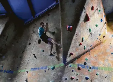  ?? Photos by Marie D. De Jesús / Staff photograph­er ?? Second-year medical student Gabe Pecha, 24, climbs a wall during a class at the Space City Rock Climbing Center in League City. The class is part of the new University of Texas Medical Branch Extreme Medicine program.