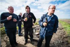  ??  ?? François Doulcier (längst till höger) är ledare för volontärer­na i Les Amis de Paris-Roubaix som skött kullersten­spartierna sedan föreningen bildades 1982.