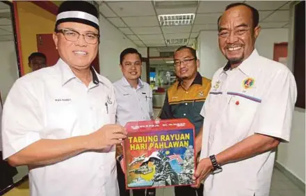  ?? PIC BY FARIZUL HAFIZ AWANG ?? Pahang Menteri Besar Datuk Seri Wan Rosdy Wan Ismail (left) with Malaysian Armed Forces Veterans Associatio­n president Captain Abdul Latiff Mohd Nor (right) at the launch of the state-level Warriors Fund in Pekan yesterday.