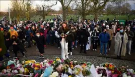  ?? (Photo AFP) ?? Des centaines de personnes se sont recueillie­s, hier, en mémoire de Sarah Everard.