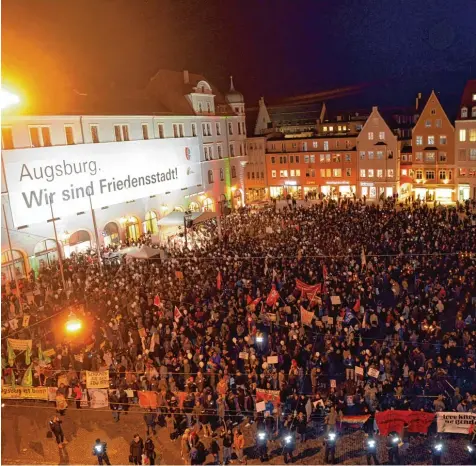  ?? Foto: Anne Wall (Archiv) ?? Im Jahr 2016 demonstrie­rten die Augsburger gegen einen Auftritt der damaligen AfD Chefin Frauke Petry.