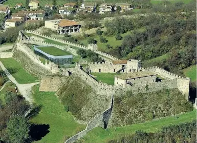  ??  ?? Il padiglione Qui sopra la Rocca di Lonato e la simulazion­e della struttura in fase di realizzazi­one