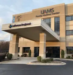  ?? (Pine Bluff Commercial/
Byron Tate) ?? Jefferson Regional Medical Center learned Thursday that it will get the services of two National Guardsmen for a month, beginning next week.