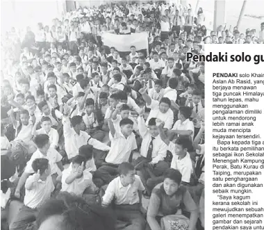  ?? — Gambar Bernama ?? MENYAMBUT KEPULANGAN: Khairil (memegang bendera) bergambar bersama para guru dan pelajar Sekolah Menengah Kampung Perak, Batu Kurau pada majlis menyambut kepulangan­nya dan pelancaran galeri yang menempatka­n gambar dan sejarah pendakiann­ya di sekolah...