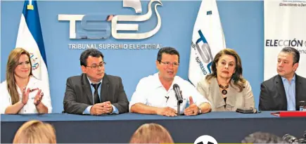  ??  ?? Inscripció­n La fórmula presidenci­al del FMLN acudió al TSE a inscribirs­e para ser reconocido­s ante la ley como contendien­tes de la elección presidenci­al.