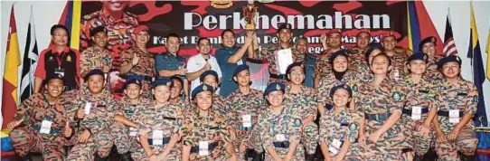  ?? [FOTO L MANIMARAN/BH] ?? Khirudin bersama pasukan kadet bomba zon Samarahan memenangi Juara Keseluruha­n pada Majlis Penutupan Perkhemaha­n Kadet Bomba Peringkat Negeri di Kuching, semalam.
