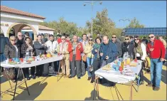  ??  ?? para que los peñistas cogieran fuerzas antes del paseo a orillas del Guadalquiv­ir
FOTO: P.GONZÁLEZ