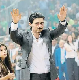  ?? FOTO: INTIMESPOR­TS ?? Dimitris Giannakopo­ulos, presidente del club heleno en un partido en OAKA
