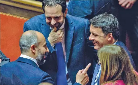  ??  ?? Avversari L’ex leader pd Matteo Renzi, 43 anni, discute in Senato con Gianluigi Paragone, 46 anni, giornalist­a eletto nelle file del M5S (Imagoecono­mica)