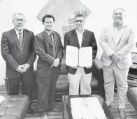  ?? ?? KENANGAN: Awangku Hassanal (kanan) bersama Dr Kasim (dua kanan) selepas menandatan­gani surat niat bersama JCU secara dalam talian.