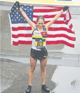  ?? AFP ?? Superpoder­osa. Desirée Linden celebra bajo la lluvia en su país.