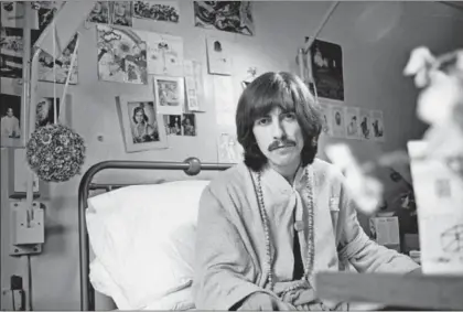  ??  ?? George Harrison posa en su cama en 1969.