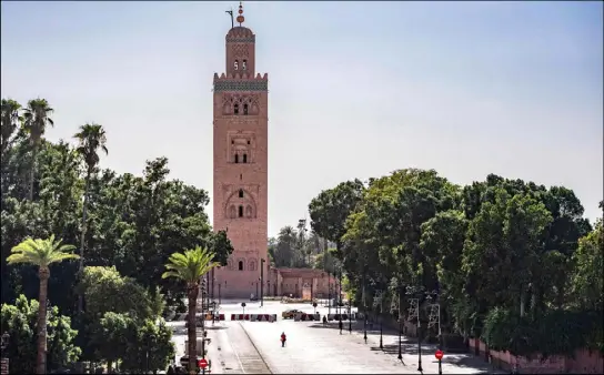  ??  ?? أحد شوارع مدينة مراكش المغربية وقد خلا من المارة
