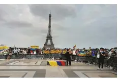  ?? FOTO CORTESÍA VAMOS POR LOS DERECHOS ?? En Francia los colombiano­s protestaro­n alrededor de la Torre Eiffel.