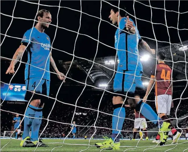  ??  ?? Luis Suárez, autor del gol del Barça, a punto de abrazar a Rakitic, que le dio la asistencia