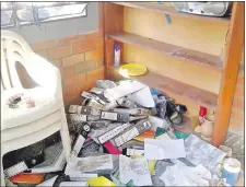  ??  ?? Los delincuent­es desparrama­ron las carpetas archivador­as y documentos en la oficina de la escuela “La Inmaculada”.