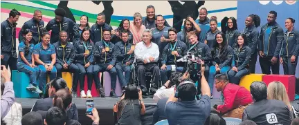  ?? CHRISTIAN VINUEZA / EXPRESO ?? Unidad. La foto de toda la delegación con las máximas autoridade­s del país mostró unión, pero anhelan que esta sea perpetua para mayores logros deportivos.