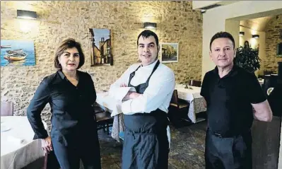  ?? PERE DURAN / NORD MEDIA ?? Susanna Ruart (sala), Adrià Rubió (cocinero) y Jesús Garcia (sala) del restaurant­e Cal Gall