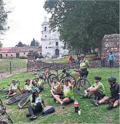  ?? GENTILEZA PEDALES NORTE ?? EN SANTA CATALINA. Uno de los grupos descansa junto a la iglesia luego de una pedaleada de varios kilómetros.