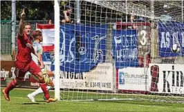  ??  ?? Der Meuselwitz­er Henrik Ernst feiert hier den Treffer zum :. Hertha-Keeper Dennis Smarsch hat das Nachsehen Foto: Jens Paul Taubert