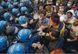  ??  ?? L’IMMAGINE/2
Un migliaio di persone ha protestato davanti a Montecitor­io martedì 6 aprile contro le chiusure decise dal governo per fronteggia­re la pandemia. Ci sono stati incidenti con feriti. Il ministero dell’Interno teme che dietro vi sia una strategia eversiva. Tra i manifestan­ti, si è notato Hermes Ferrari, 51 anni, ristorator­e di Modena, che per l’occasione s’è vestito come Jake Angeli, «lo sciamano di Capitol Hill». Nello stesso giorno altre manifestaz­ioni hanno avuto luogo in tutta Italia.