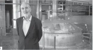  ??  ?? 1. La cerveza Alhambra Reserva Roja ha tenido una producción de 32.000 hectolitro­s desde que salió al mercado en noviembre de 2016 y es ya uno de los productos estrellas junto a su ‘hermana verde’. 2. El director del Centro de Cervezas Alhambra, Alfredo Dávila, en el interior de la planta de carretera de Murcia. 3. Especiales y 1925.