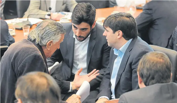  ?? DIEGO DIAZ ?? A favor. José Luis Gioja, del FpV, y Diego Bossio, del Pj disidente, charlan ayer durante el polenario de comisiones con el massista Facundo Moyano, que hoy daría quórum.