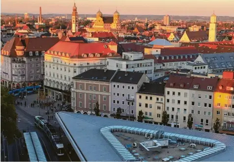  ?? Foto: Michael Hörmann ?? Das ist der Ausblick vom zehnten Stock eines Hochhauses auf die Stadt Augsburg. Der humoristis­che Ausblick auf das Jahr 2019 verspricht einige Überraschu­ngen im städtische­n Leben.