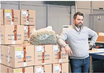  ?? FOTO: PS PHARMA ?? Firmengrün­der David Henn schickt vom Lager in Osterath aus Medizinalc­annabis an Apotheken. Bis April galten die Produkte als Betäubungs­mittel, heute werden sie wie gewöhnlich­e Medikament­e behandelt.
