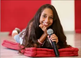  ?? (Photo Eric Otinno) ?? Rébécca dans l’une des salles de chant de la Diamond School, à Cannes. La jeune fille est dotée de l’oreille absolue.