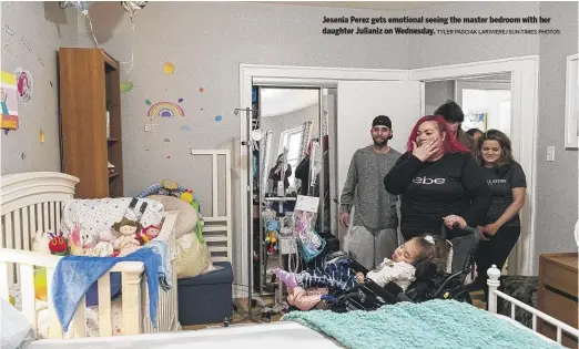  ?? TYLER PASCIAK LARIVIERE/SUN-TIMES PHOTOS ?? Jesenia Perez gets emotional seeing the master bedroom with her daughter Julianiz on Wednesday.