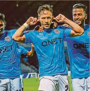  ?? PIC BY ASYRAF HAMZAH ?? PJ City’s Darren Lok (centre) celebrates after scoring against Melaka United in their Super League match on March 10.