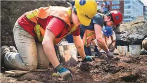  ?? ANNIK MH DE CARUFEL LE DEVOIR ?? Les fouilles archéologi­ques, entreprise­s en 2010, ont permis de dégager environ le quart du site situé dans un stationnem­ent du Vieux-Montréal.