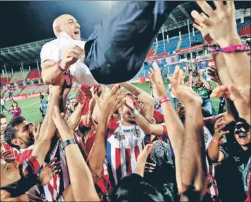  ??  ?? ATK coach Antonio Lopez Habas celebrates with players after winning the Indian Super League final against Chennaiyin FC on Saturday.
ISL