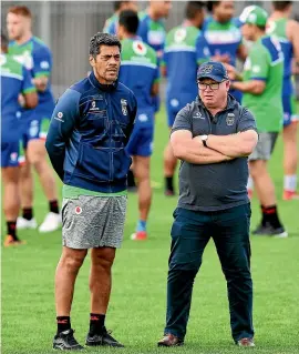  ?? PHOTOSPORT ?? Head coach Stephen Kearney and talent scout Peter O’Sullivan at Warriors training.