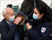  ?? (Photo Cyril Dodergn) ?? Michel a été sauvé par Victoria mais aussi Émilion, le cheval et collègue de la policière.