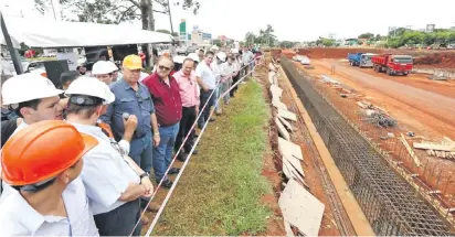  ??  ?? El ministro Arnoldo Wiens (quepis naranja) y otras autoridade­s recorriero­n ayer las zonas de obras en Alto Paraná.