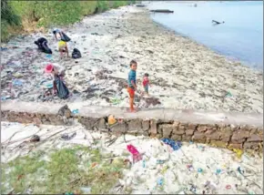  ?? SUPPLIED ?? A group of youth collect plastic waste at Koh Sne Island in Koh Kong province in April.