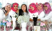  ?? RESVIA AFRILENE/JAWA POS ?? KEJUTAN: Rahma (tiga dari kiri) berfoto bersama para sahabat yang membuatkan bridal shower kejutan untuknya.